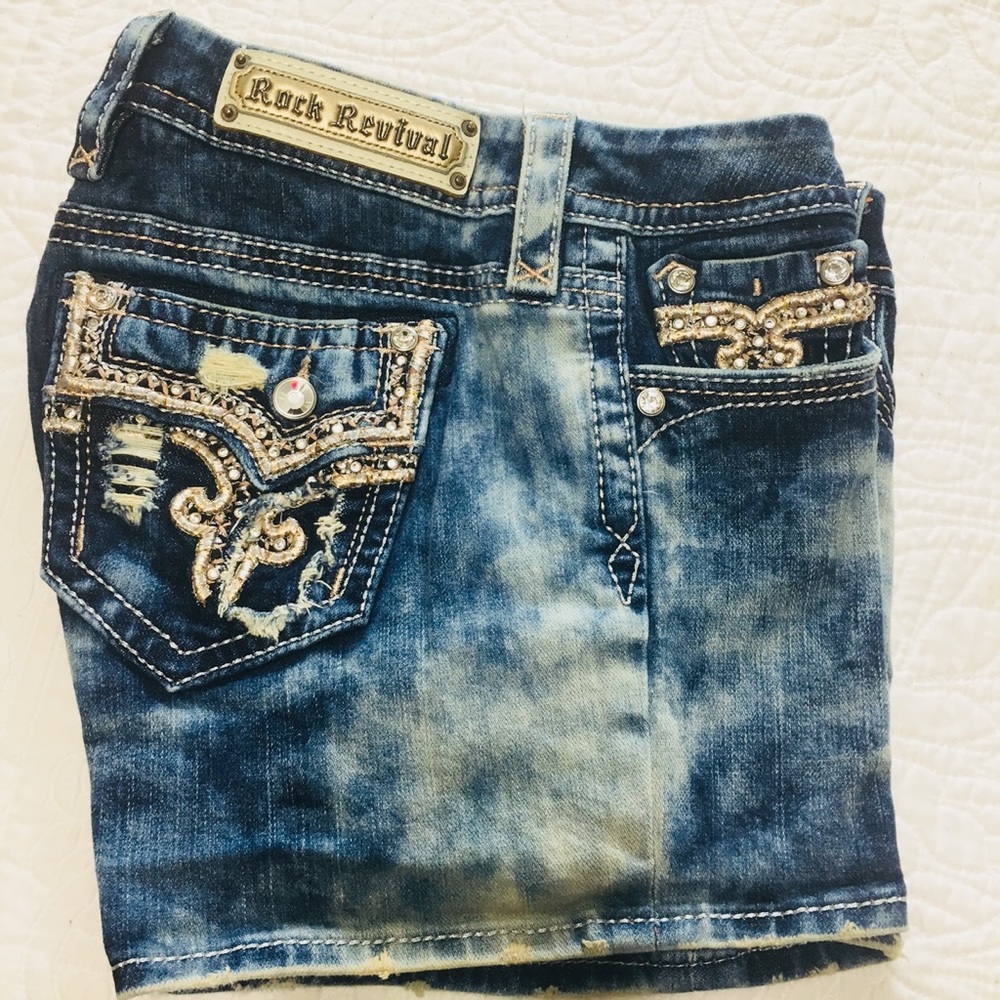 NWOT”Rock Revival Mid-Rise” Betty Shorts Size 29